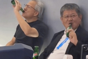 华人天花板，也吹大绿棒！黄仁勋和技嘉老板躺地喝酒 对瓶吹