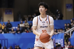 媒体人：偰李永炜出去多练练还会提高 身高有优势 高快灵才是未来