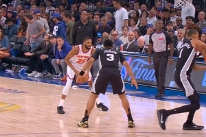 恶犯积分3分了！文班抬肘打到唐斯面部 裁判回看后吹罚一级恶犯