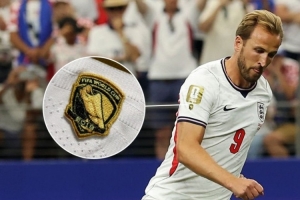曾获2018年世界杯金靴！凯恩也佩戴了FIFA官方的定制臂章