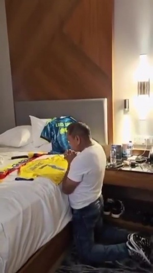 令人动容！赛前迪亚斯父亲跪地祈祷，本场迪亚斯世界杯首秀传射
