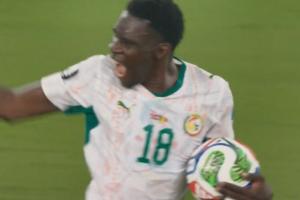 扳回一球！伊斯梅拉·萨尔倒地脚尖垫射破门，挪威2-1塞内加尔
