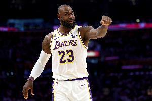 A·史密斯：詹姆斯完全配得上5200万 他仍是NBA前15球员&票房前三
