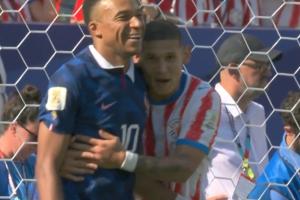 争议！姆巴佩遭对手“手刀”+踹小腿，裁判多次无视巴拉圭小动作
