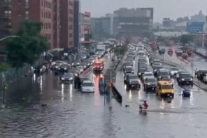 太阳报：世界杯决赛前纽约遭遇雷暴天气，车辆街道均被淹没